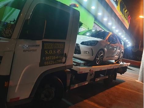 Remoção de Carro na Avenida Lineu de Paula Machado